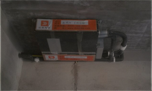 臥室采用超薄型暗裝式風(fēng)管機(jī)