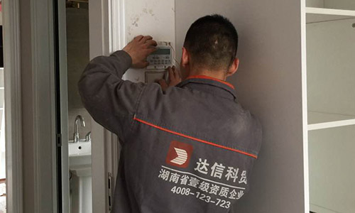 達(dá)信工程師正在安裝中央空調(diào)開(kāi)關(guān)