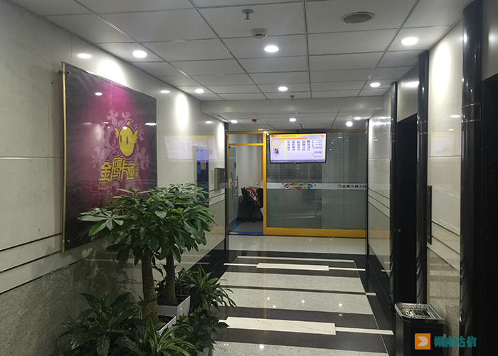 湖南金鷹卡通辦公室中央空調(diào)門口